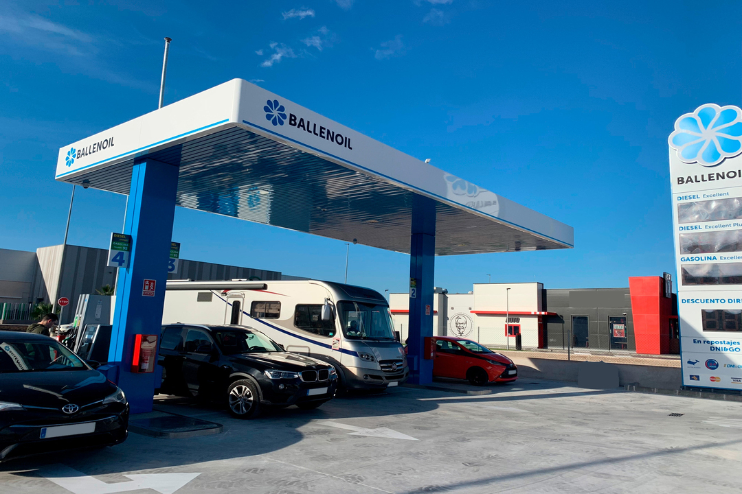 Gasolinera Ballenoil en Mazarrón con coches repostando