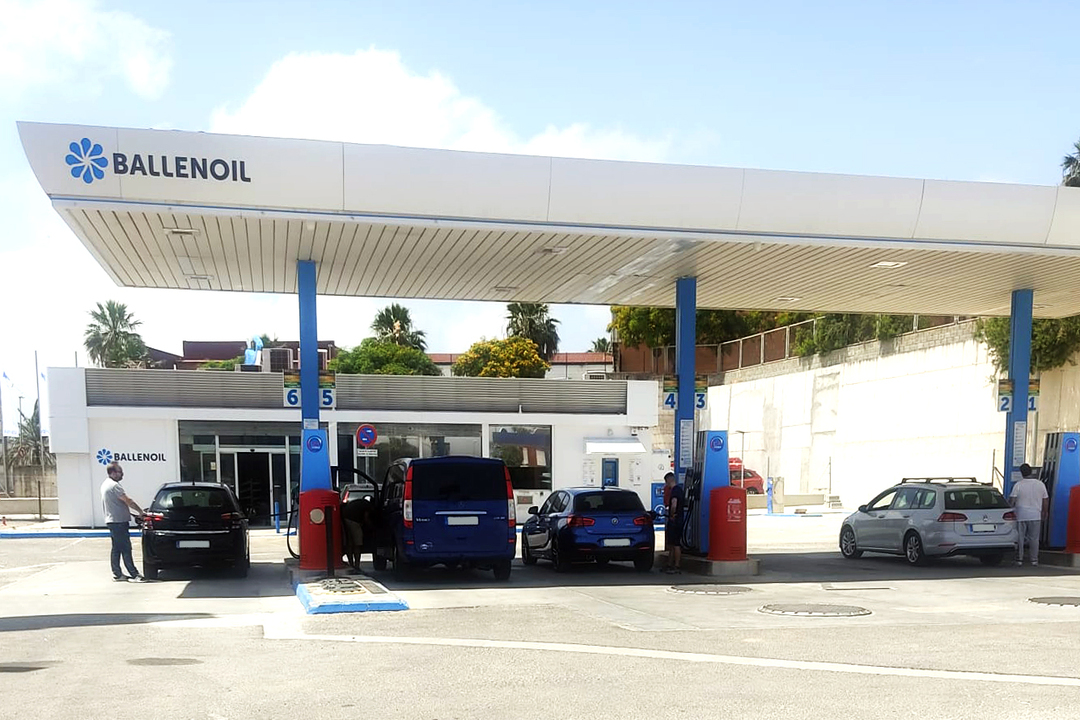 Gasolinera Ballenoil en Algeciras, en Avenida Gesto por la Paz
