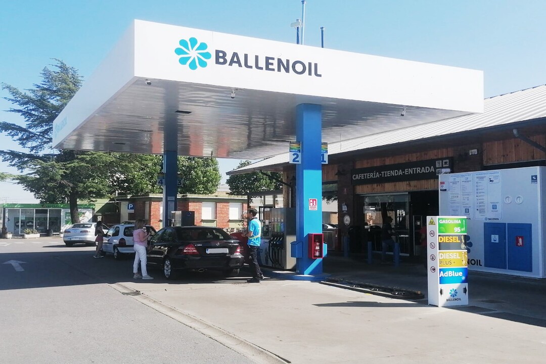 Estación Ballenoil en León con coches repostando