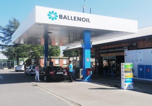 Estación Ballenoil en León con coches repostando